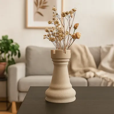 Vaso decorativo bege em formato de torre de xadrez com flores secas