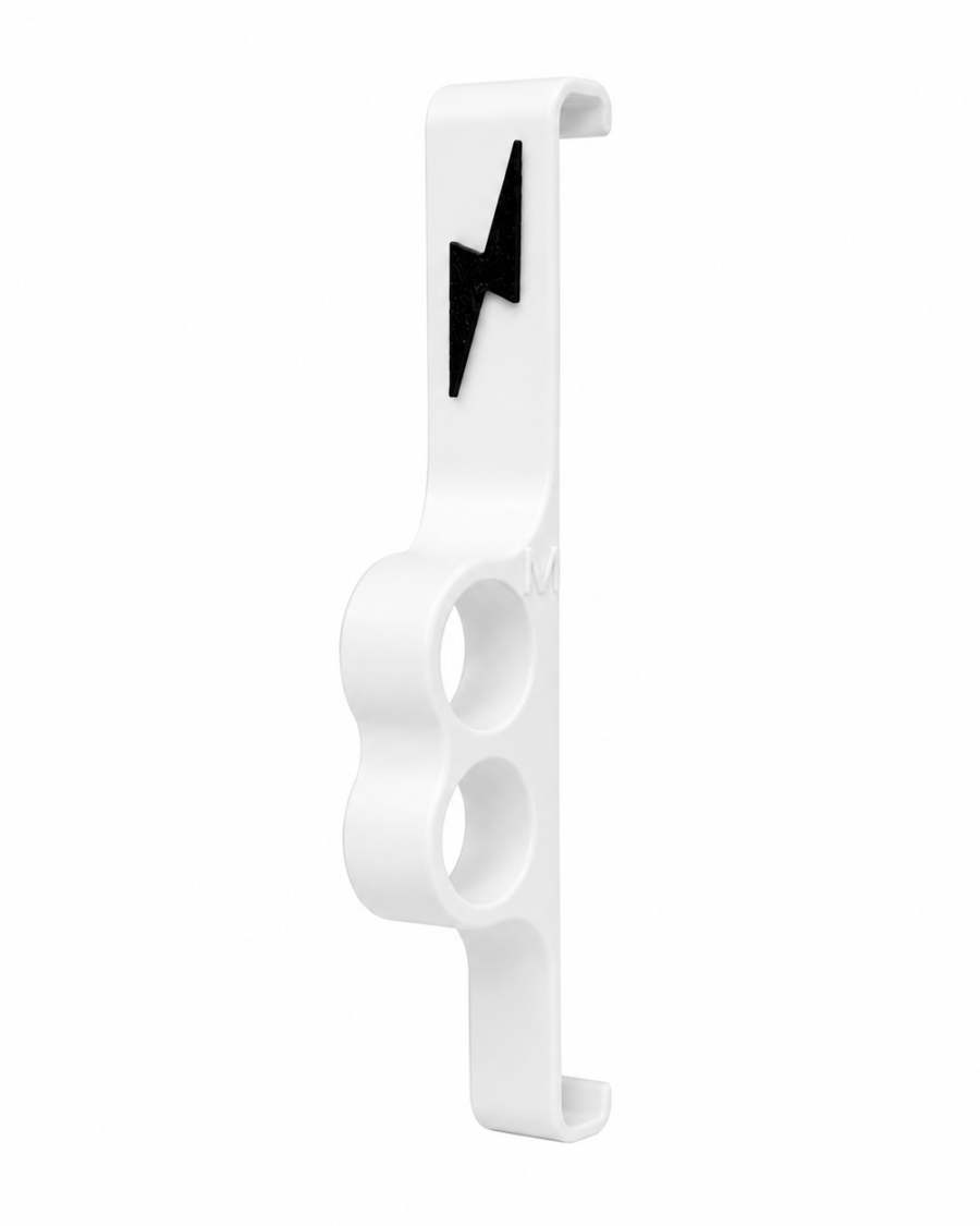 Suporte ergonômico branco instalado em Kindle verde para leitura confortável com apenas uma mão