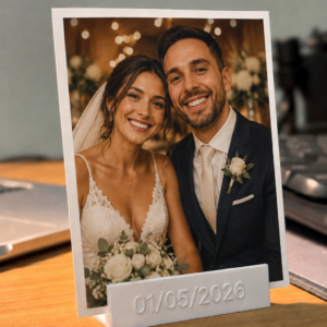 Porta foto personalizado branco com foto de casal no casamento e data 01/05/2026 na base