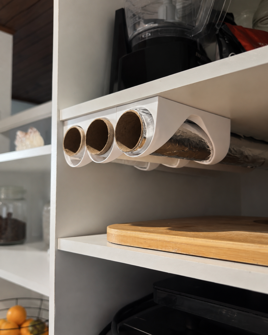Organizador branco para três rolos instalado sob prateleira de armário de cozinha